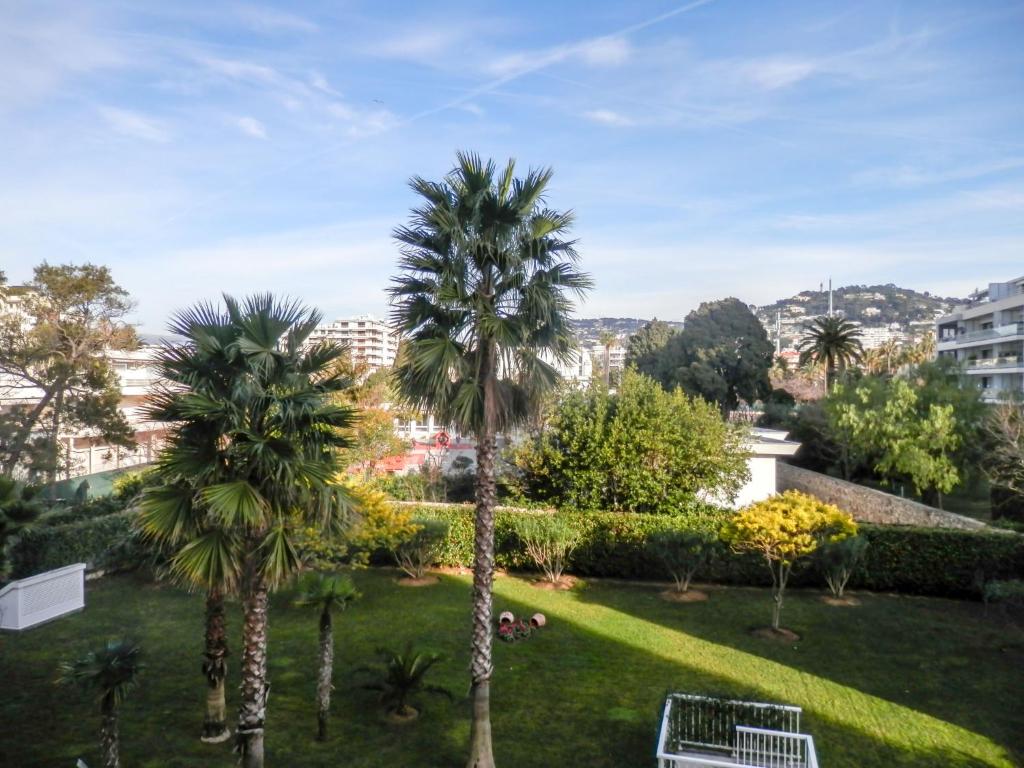 un parc avec des palmiers dans une ville dans l'établissement Apartment Casta Diva-1 by Interhome, à Cannes
