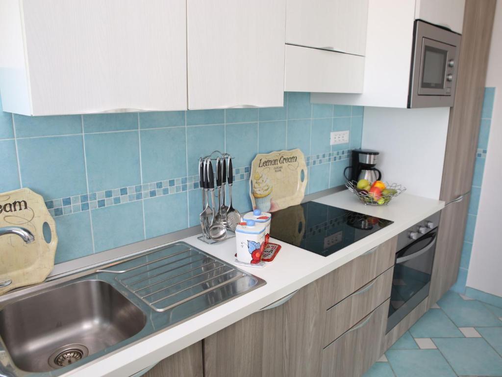 Kuchnia lub aneks kuchenny w obiekcie Apartment Appartamento 3 by Interhome
