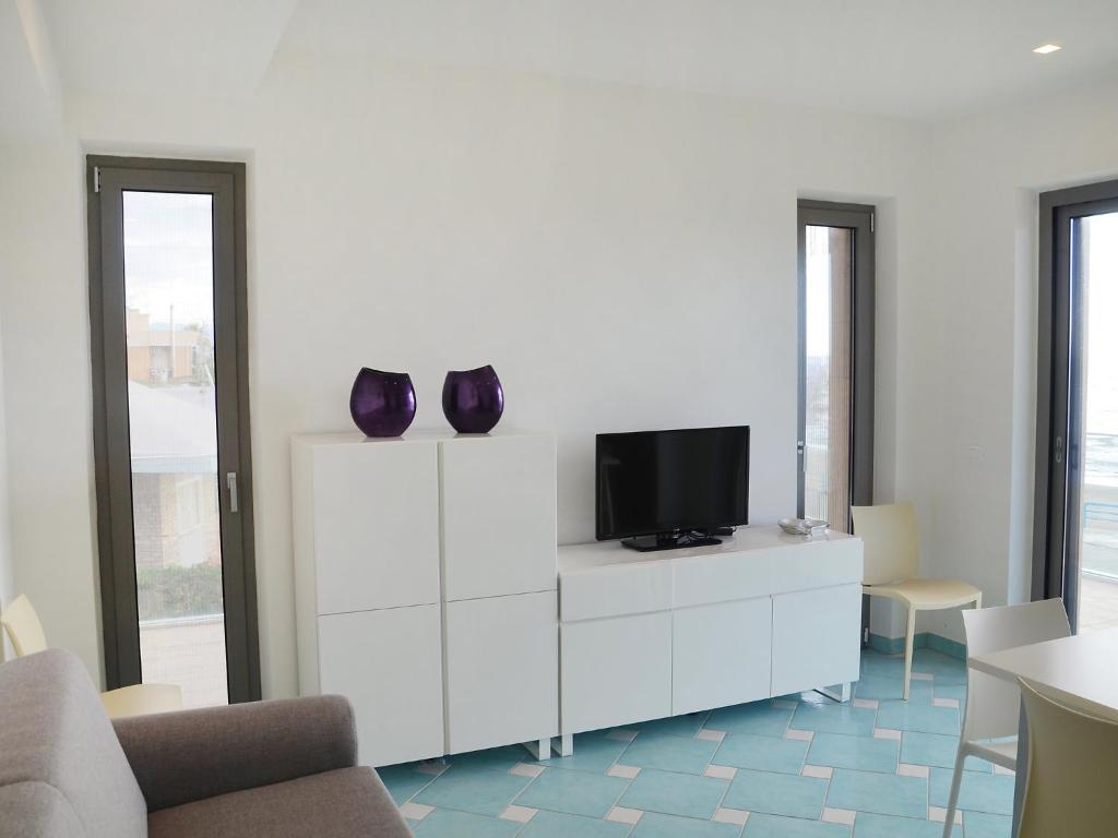 Telewizja i/lub zestaw kina domowego w obiekcie Apartment Appartamento 3 by Interhome