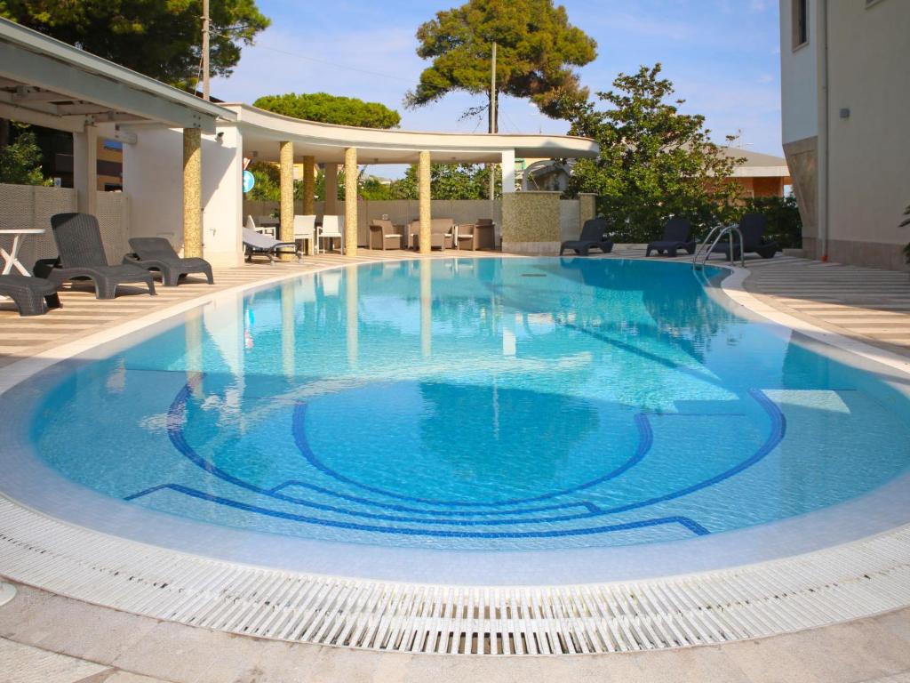 duży basen z niebieską wodą w środku w obiekcie Apartment Appartamento 3 by Interhome w mieście Porto Badino