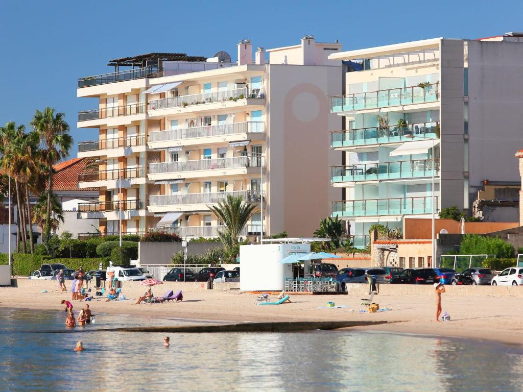 un grupo de personas en una playa con un edificio en Apartment Cannes Bay-2 by Interhome en Cannes