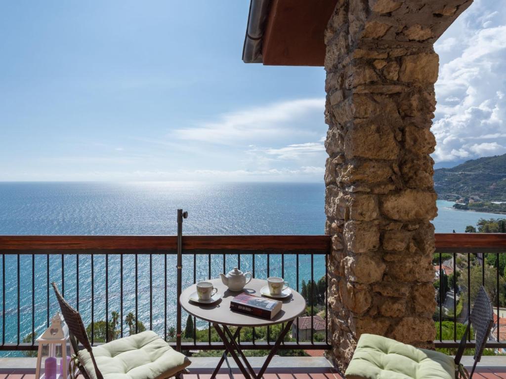 un tavolo su un balcone con vista sull'oceano di Apartment Canarda by Interhome a Ventimiglia