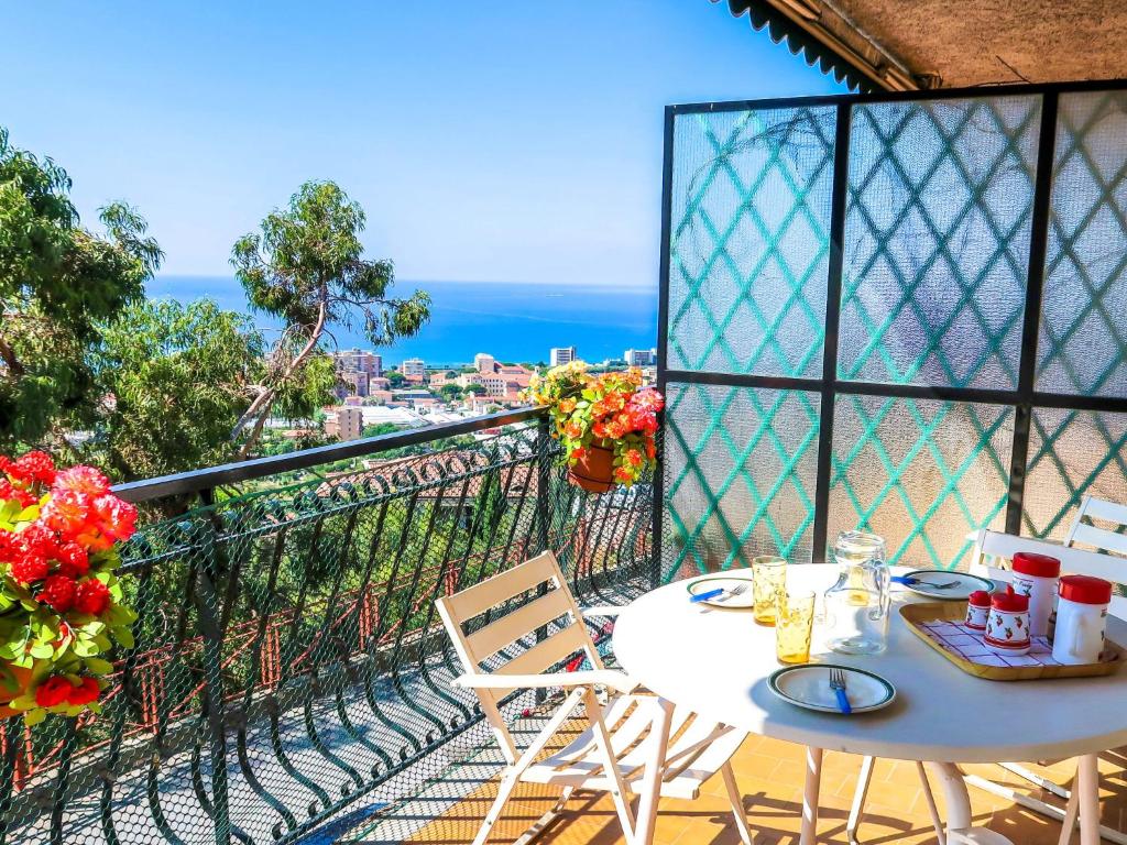 un tavolo e sedie su un balcone con vista di Apartment Il Nido by Interhome a Vallecrosia