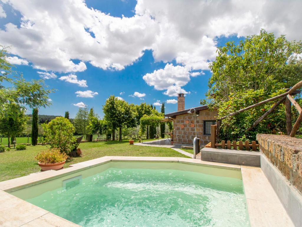 una piscina en el patio de una casa en Holiday Home Il Casaletto by Interhome, en Vetralla