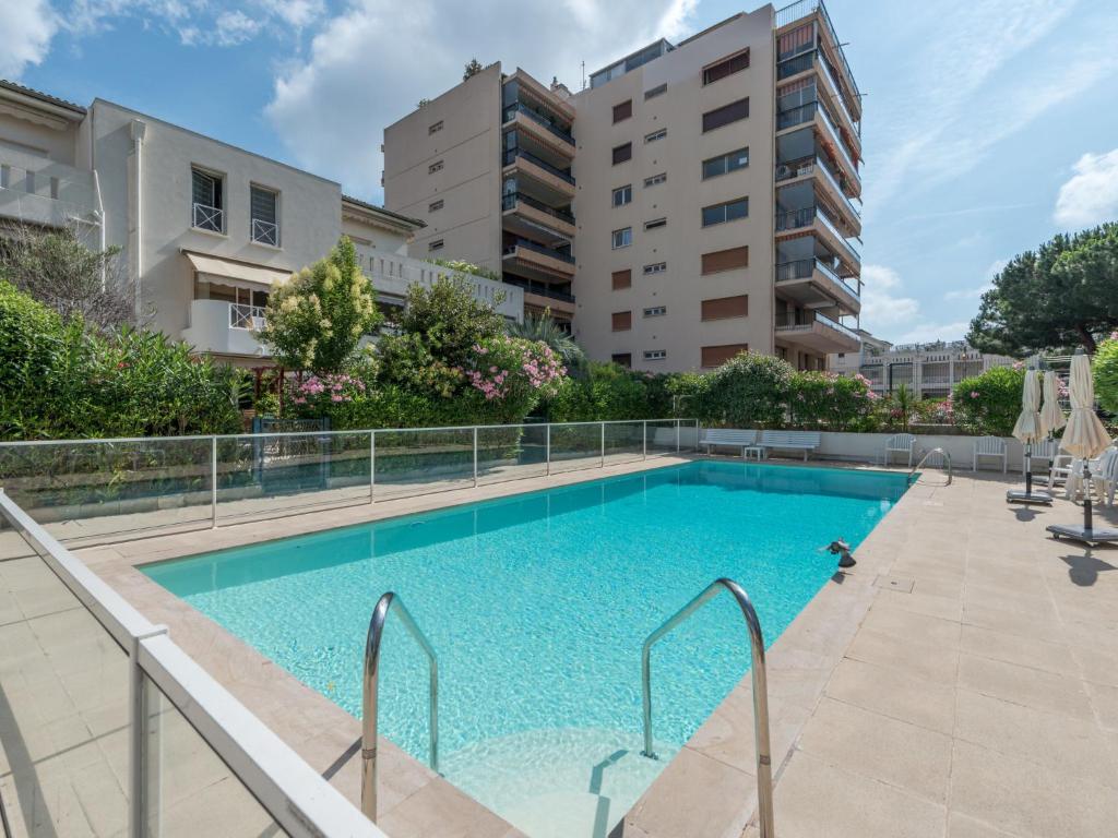 - une piscine dans un appartement avec des bâtiments dans l'établissement Apartment Villa Schneider by Interhome, à Cannes