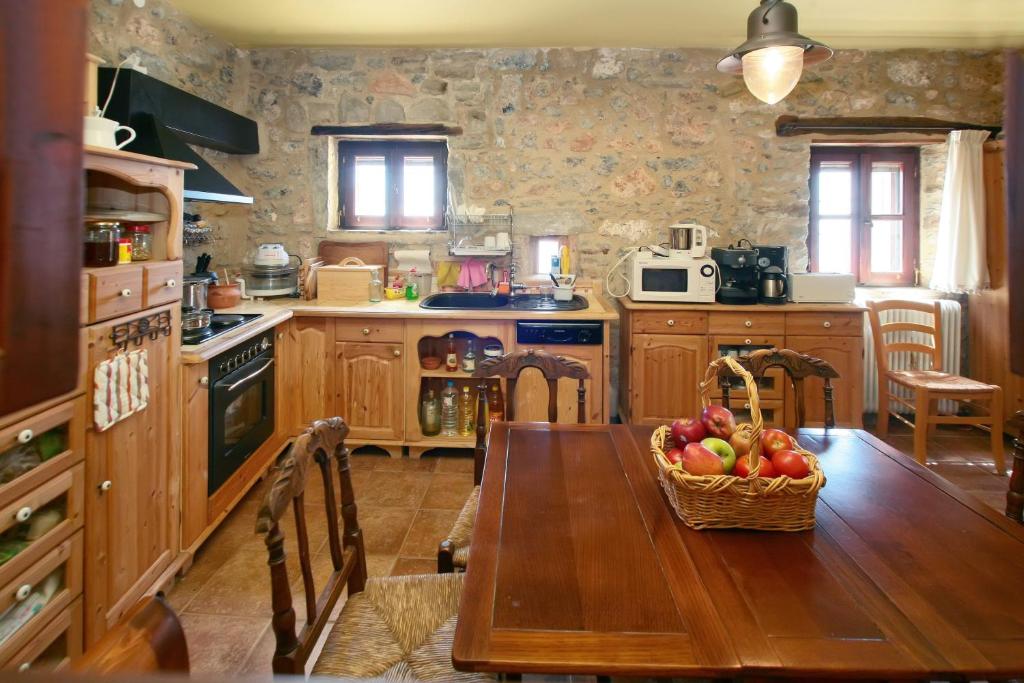 Kuchnia lub aneks kuchenny w obiekcie Comfortable house with sea view in Anatoli + jacuzzi