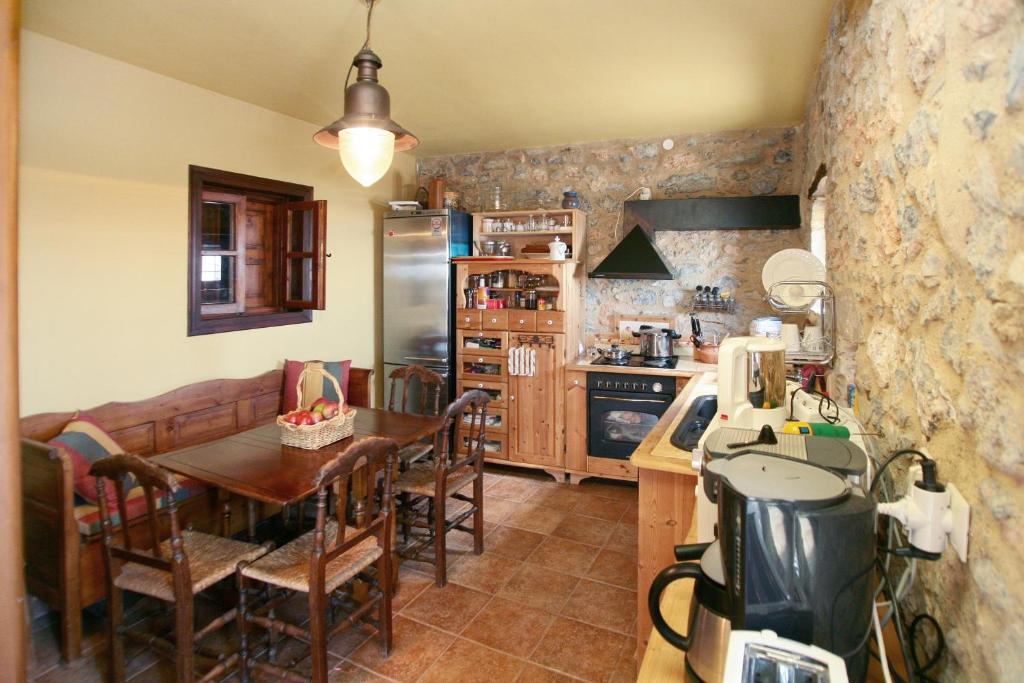 Kuchnia lub aneks kuchenny w obiekcie Comfortable house with sea view in Anatoli + jacuzzi