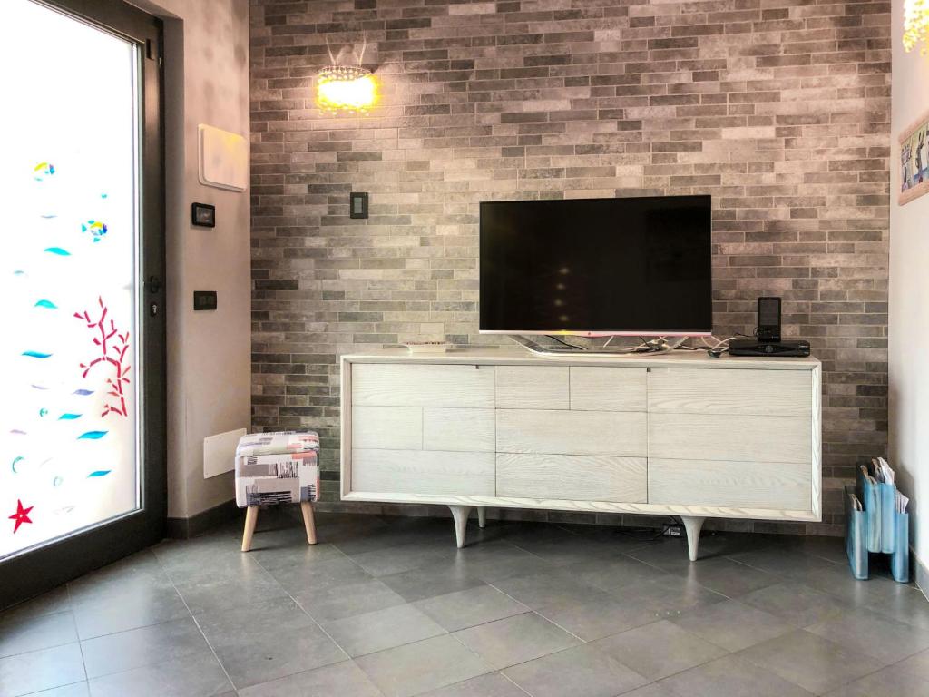 A television and/or entertainment centre at Holiday Home Dada by Interhome
