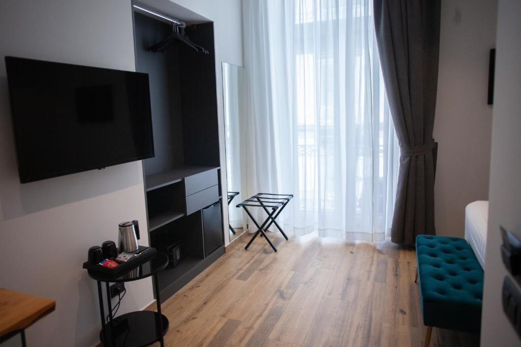Telewizja i/lub zestaw kina domowego w obiekcie 4heavens_naples