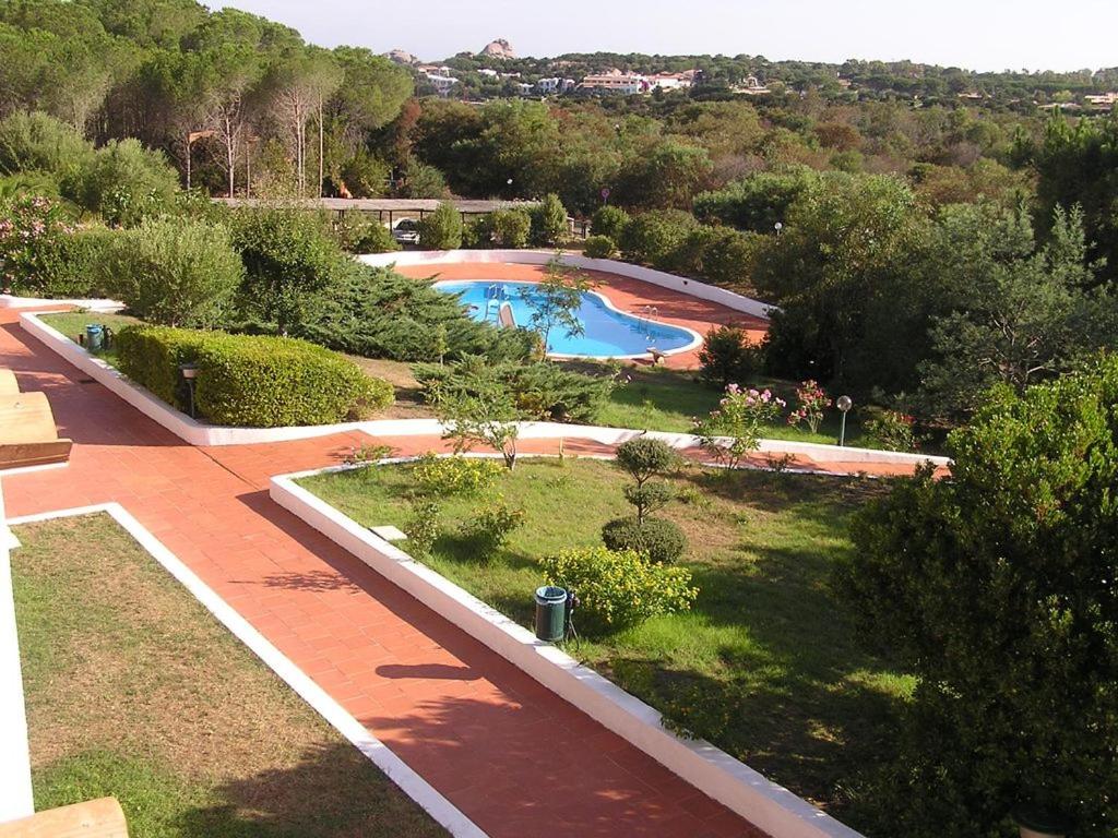 una vista aérea de un jardín con piscina en Residence Pinnetta Cala Bitta, en Baja Sardinia