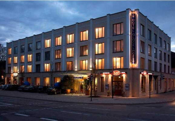 een groot gebouw op de hoek van een straat bij Hotel Glöcklhofer in Burghausen