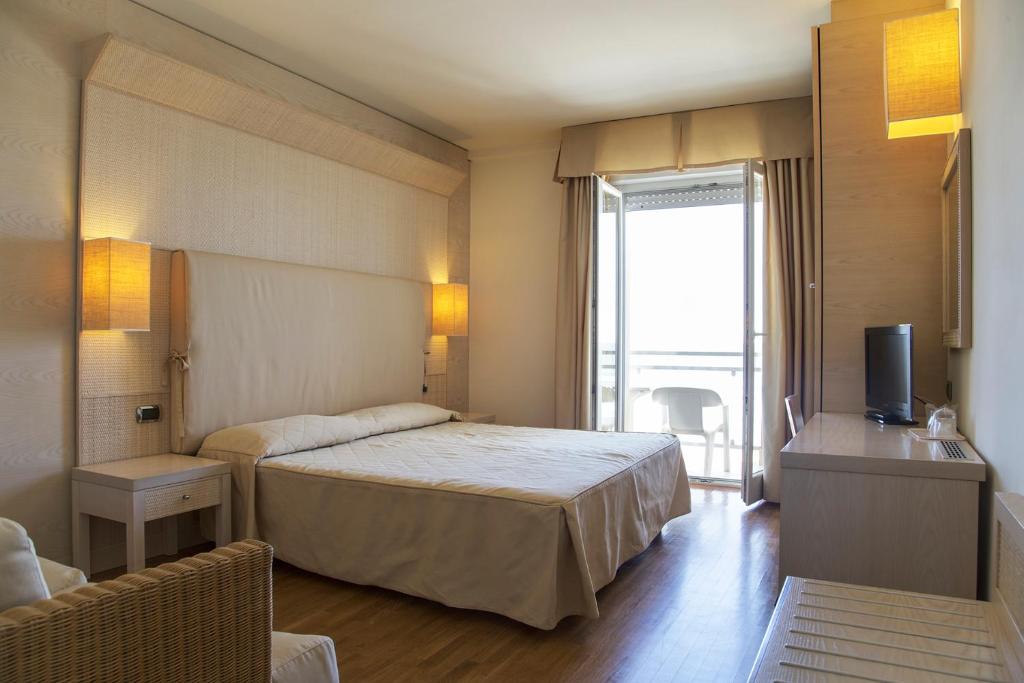 pokój hotelowy z łóżkiem i telewizorem w obiekcie Hotel Mara w mieście Ortona