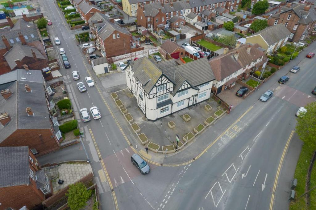 uma vista panorâmica de uma rua da cidade com um edifício em 2C SPV Double En-suite Room em Wakefield