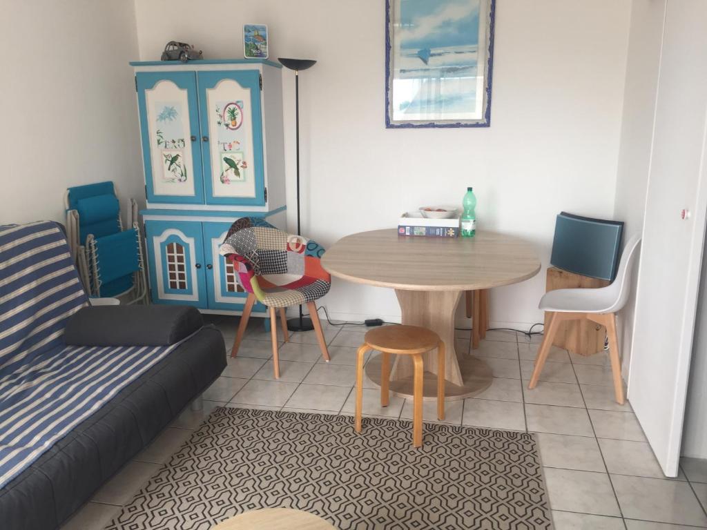 - un salon avec une table, des chaises et un canapé dans l'établissement Bel appartement, à Berck-sur-Mer