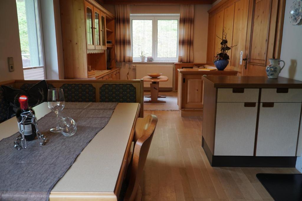 eine Küche mit einem Tisch und einem Esszimmer in der Unterkunft Haus "Die Zinne" in Außervillgraten