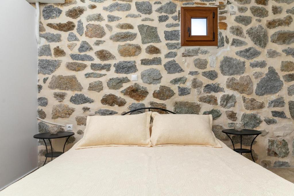 Postel nebo postele na pokoji v ubytování The Stone House Naxos