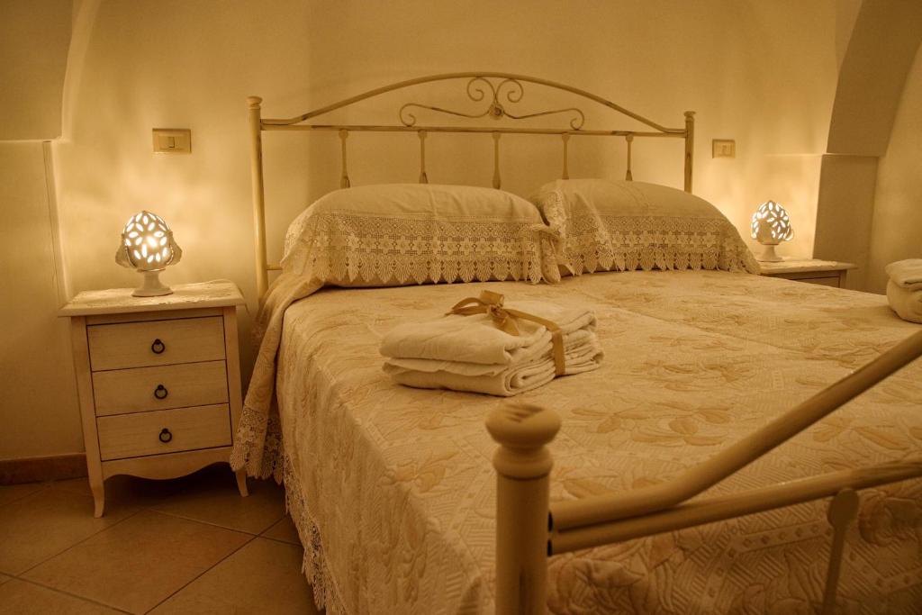 una camera da letto con un letto e due asciugamani di CASETTA nel Centro Storico di Cisternino a Cisternino