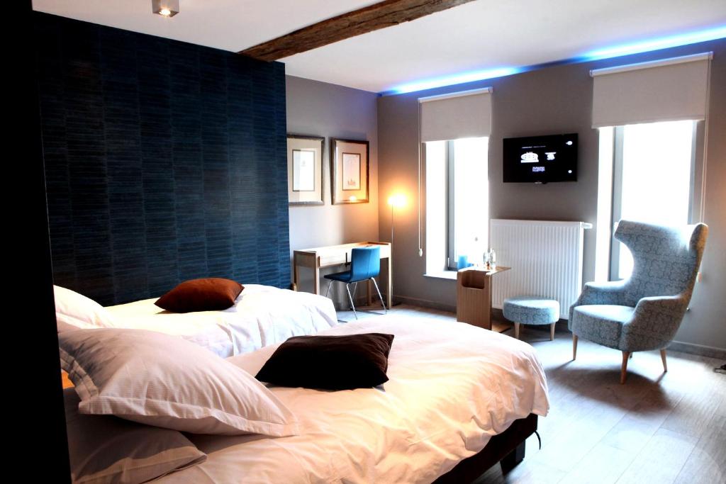 a bedroom with two beds and a desk and a chair at B&B N°5 in Liège