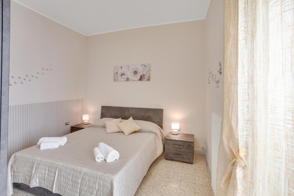 sypialnia z łóżkiem z dwoma białymi ręcznikami w obiekcie Casa Alessandra Terrace Flat in Conversano w mieście Conversano