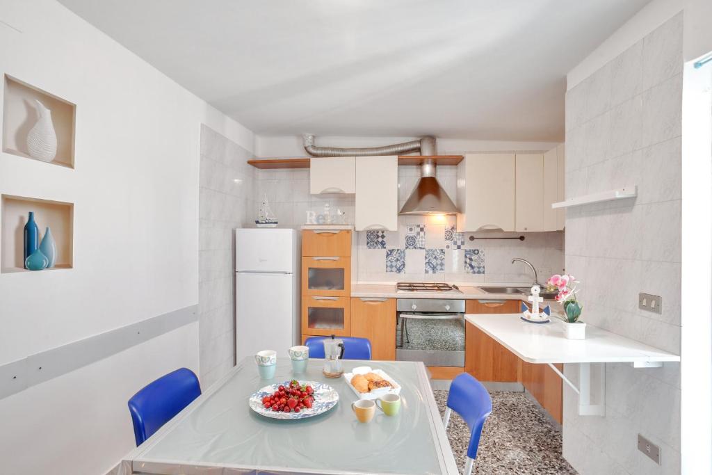 Kuchnia lub aneks kuchenny w obiekcie Casa Alessandra Terrace Flat in Conversano
