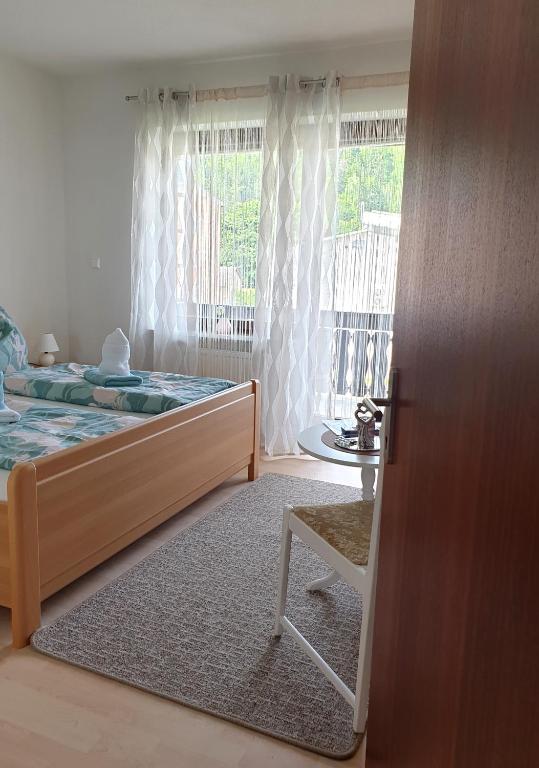 Postel nebo postele na pokoji v ubytování Gästehaus Rettl