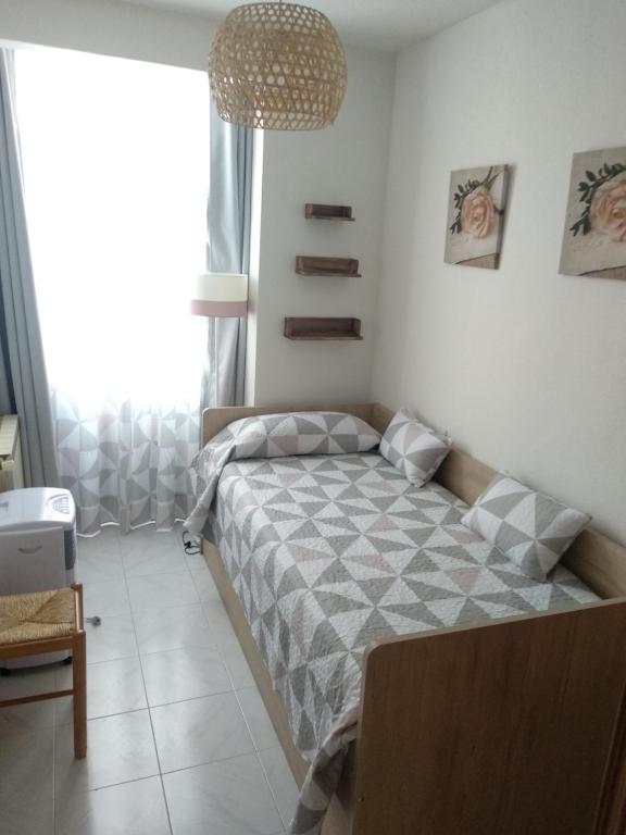 een slaapkamer met een bed en een groot raam bij Los pisitos de El Barraco 1 in El Barraco