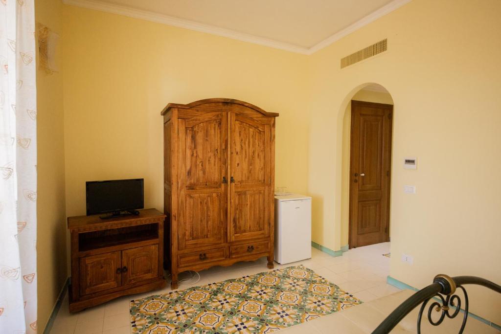A television and/or entertainment centre at B&B Villa Maristella