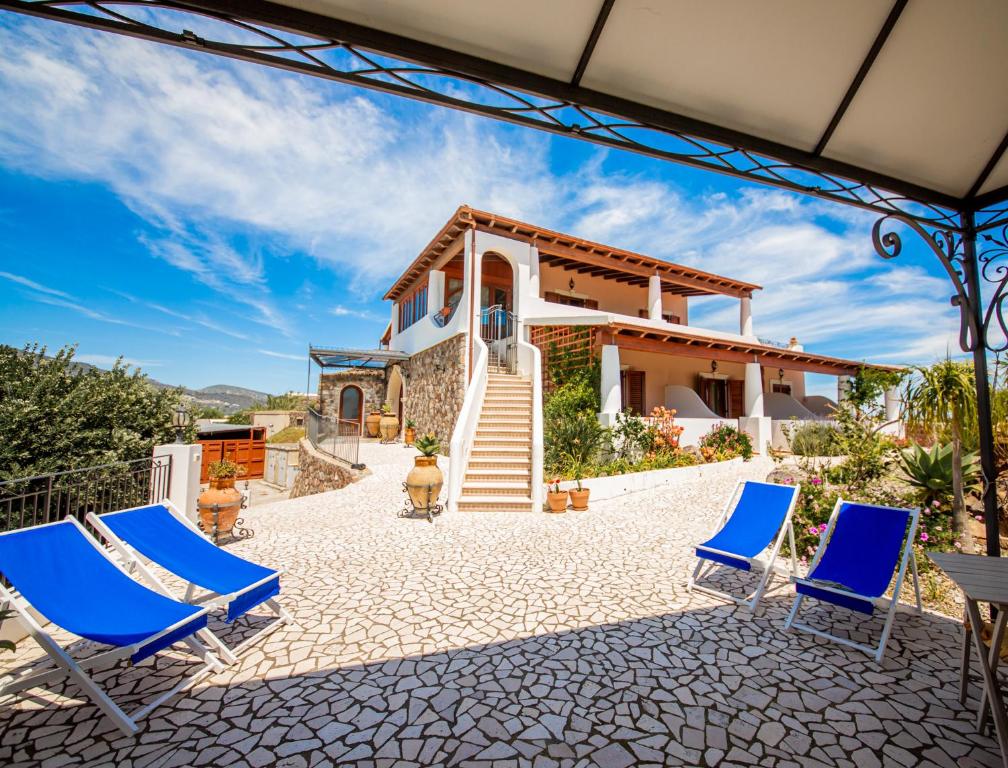 uma villa com vista para a casa em B&B Villa Maristella em Lipari
