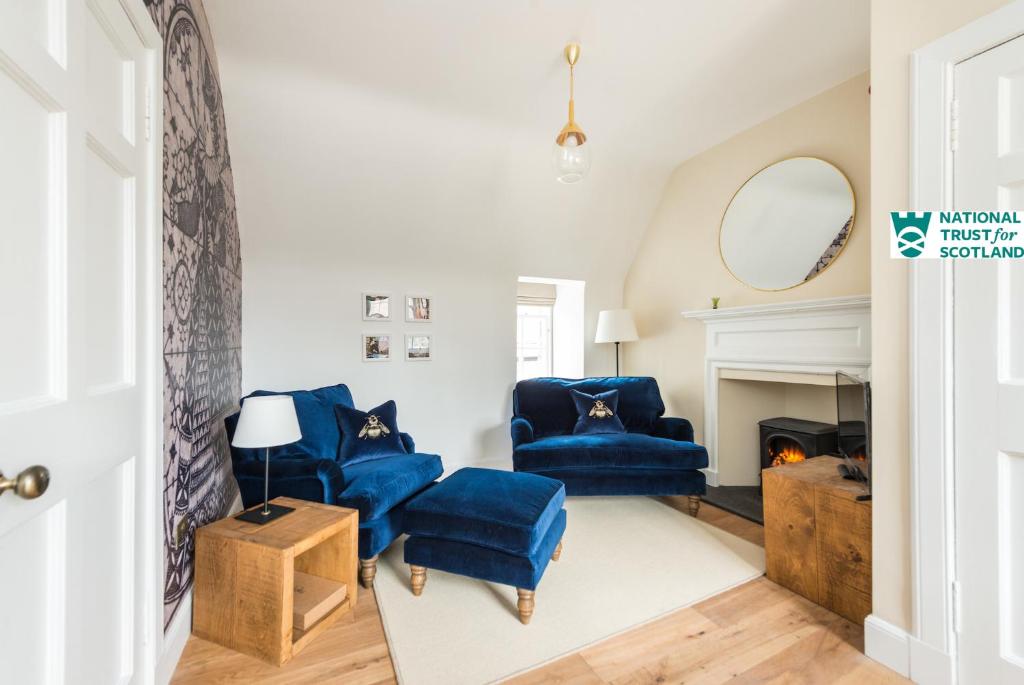 Χώρος καθιστικού στο The Crichton Apartment by National Trust Scotland