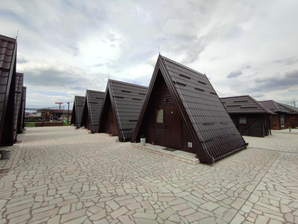 una fila di piccoli edifici in legno con tetti di Ribarski konaci a Doboj