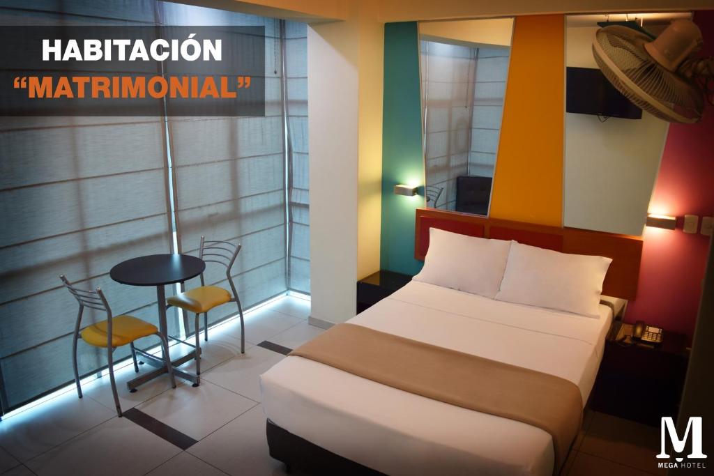 Hotel Colors Canada في ليما: غرفة نوم بسرير وطاولة ومقعد