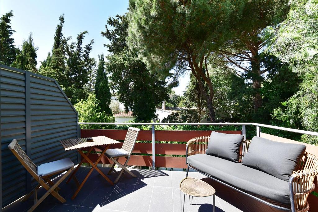 カダケスにあるPequeño y acogedor en el centro de CADAQUÉSのソファと椅子とテーブルのあるパティオ