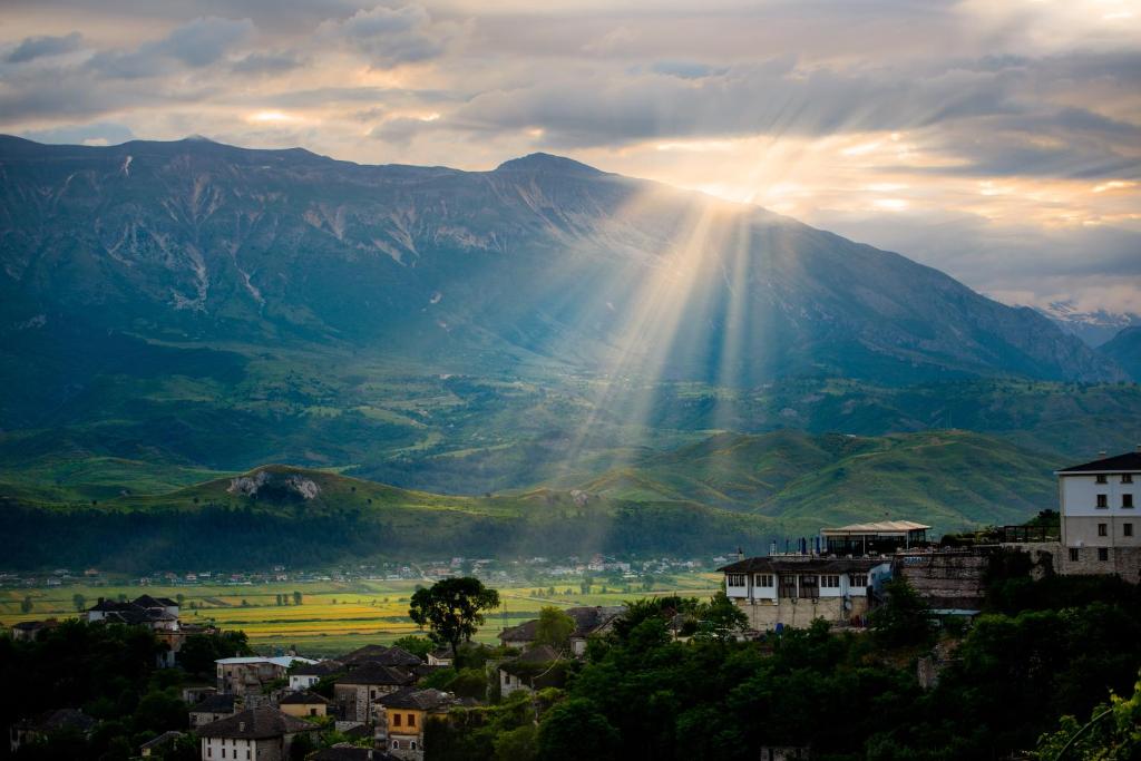una vista de una montaña con el sol brillando en ella en Guesthouse Mele, en Gjirokastra