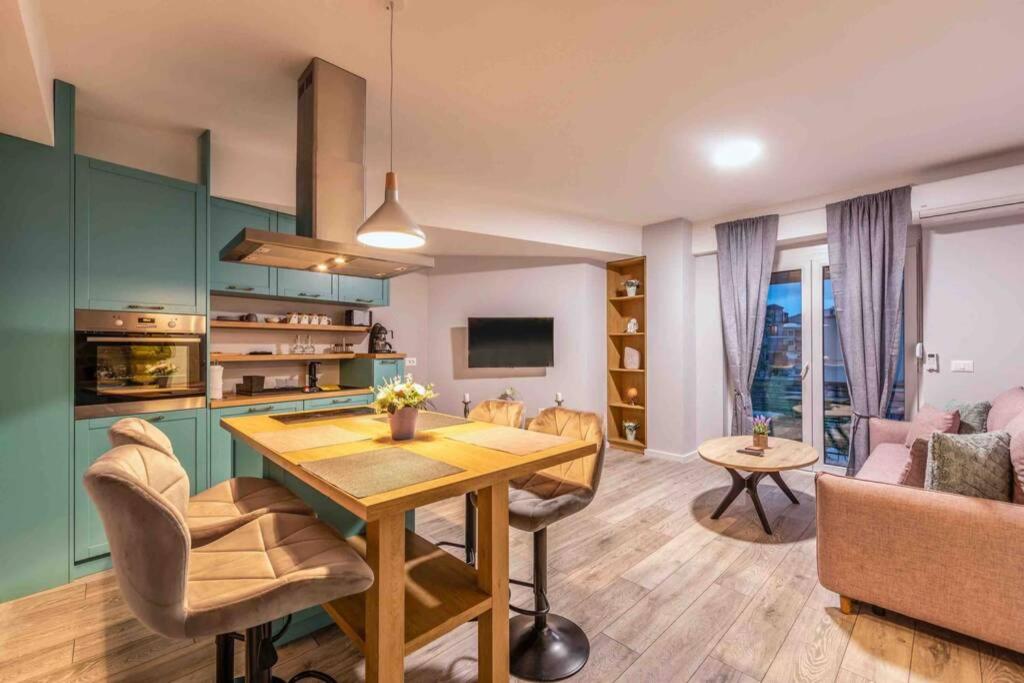 uma cozinha e sala de estar com uma mesa e um sofá em Apartment Dudanovski City Center - Apartment No. 4 em Ohrid