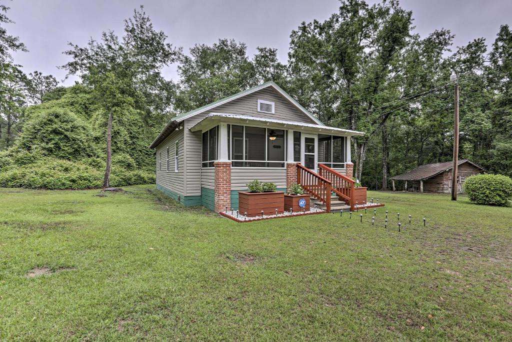 una piccola casa con un portico in cortile di Renovated Home with Screened-In Patio on Hwy 90! a Quincy