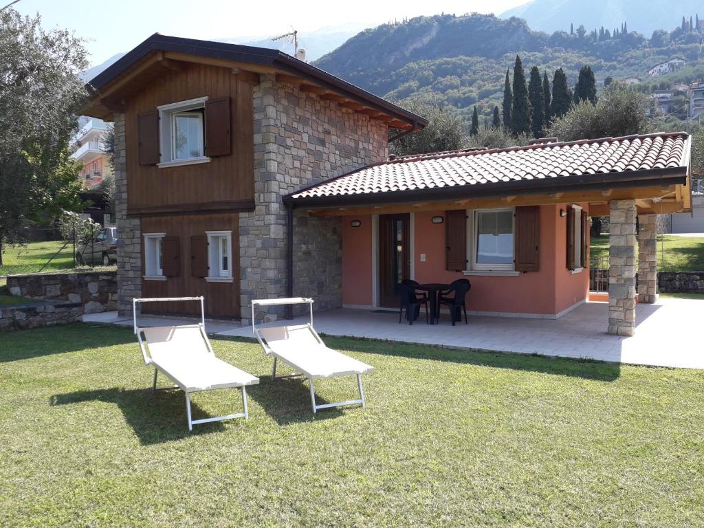 una casa con due sedie davanti di Villa Pia a Malcesine