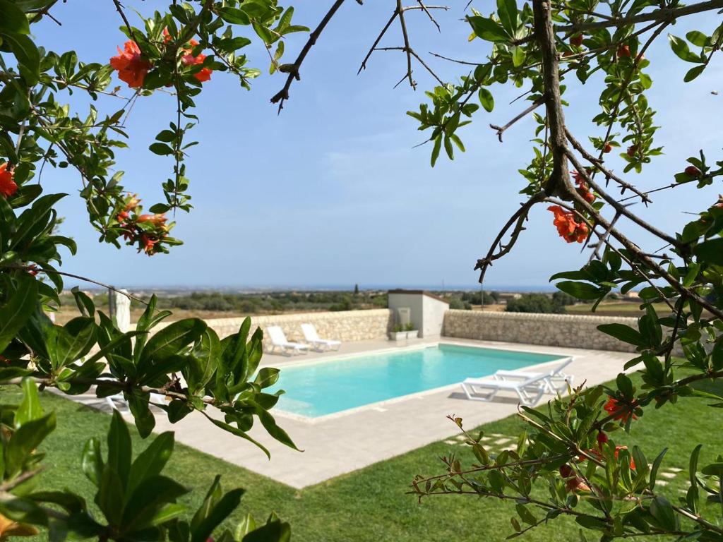 - une piscine dans une villa avec vue sur l'océan dans l'établissement Casale Zacco Micciò, à Rosolini