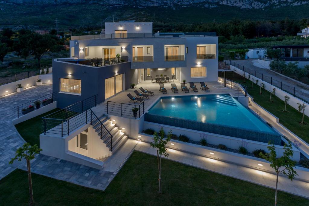 Πισίνα στο ή κοντά στο Luxurious Villa Meri