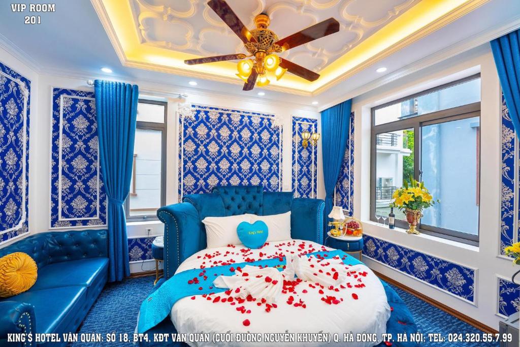 Postel nebo postele na pokoji v ubytování King's Hotel Văn Quán