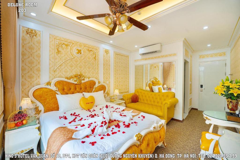 Postel nebo postele na pokoji v ubytování King's Hotel Văn Quán