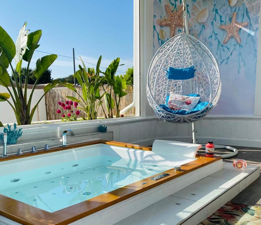 wanna z hydromasażem w pokoju z oknem w obiekcie Resort Villa La Perla Sul Mare w mieście Leporano Marina