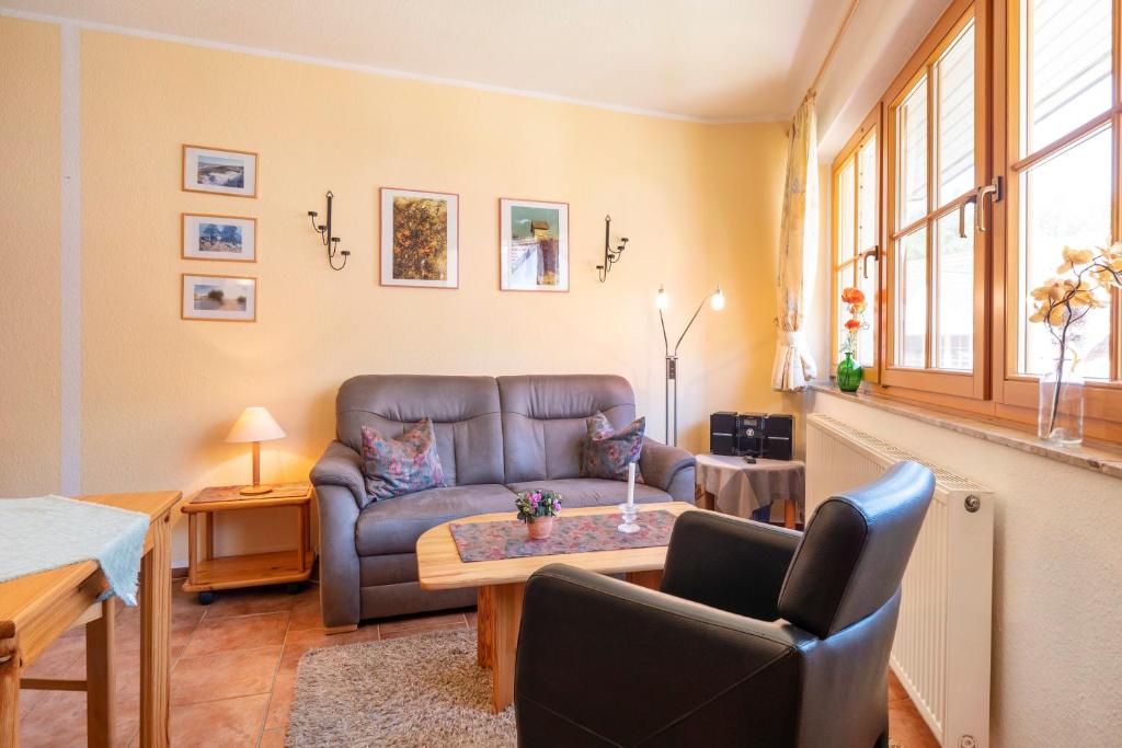 un soggiorno con un divano e un tavolo di Ferienpark Freesenbruch Wohnung 13b - Haubentaucher a Zingst
