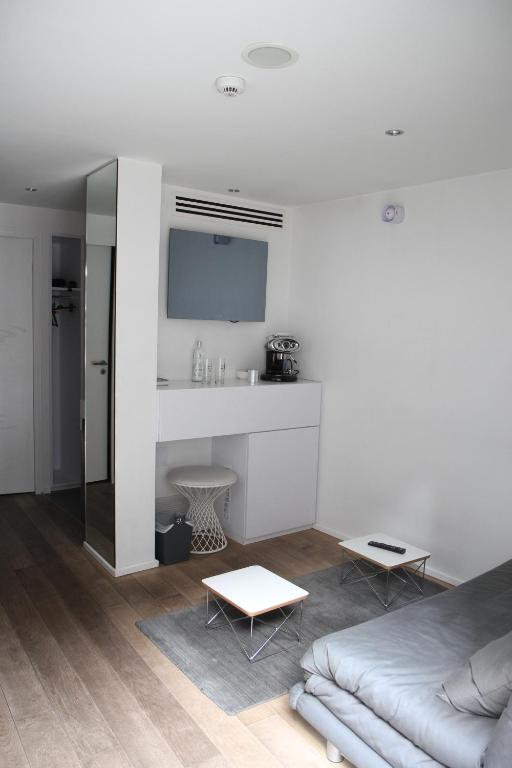 Kuchyň nebo kuchyňský kout v ubytování Hôtel Quatorze