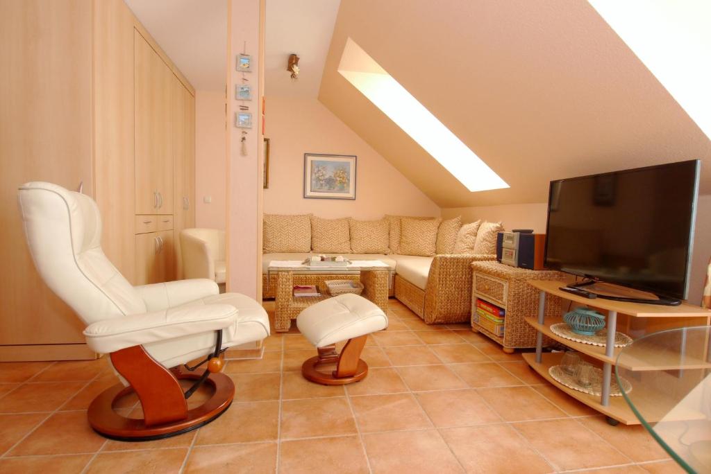 ein Wohnzimmer mit einem Sofa und einem TV in der Unterkunft Residenz am Strand Wohnung 3-54 in Zingst