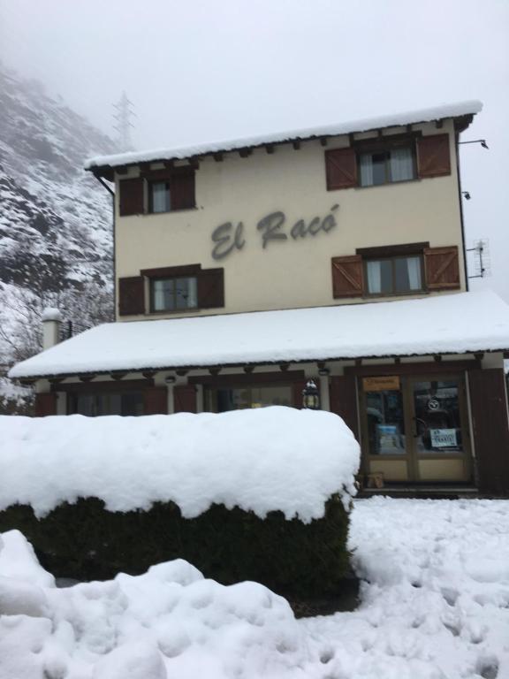 un edificio cubierto de nieve delante en DUPLEX ALPINO, en Rialp