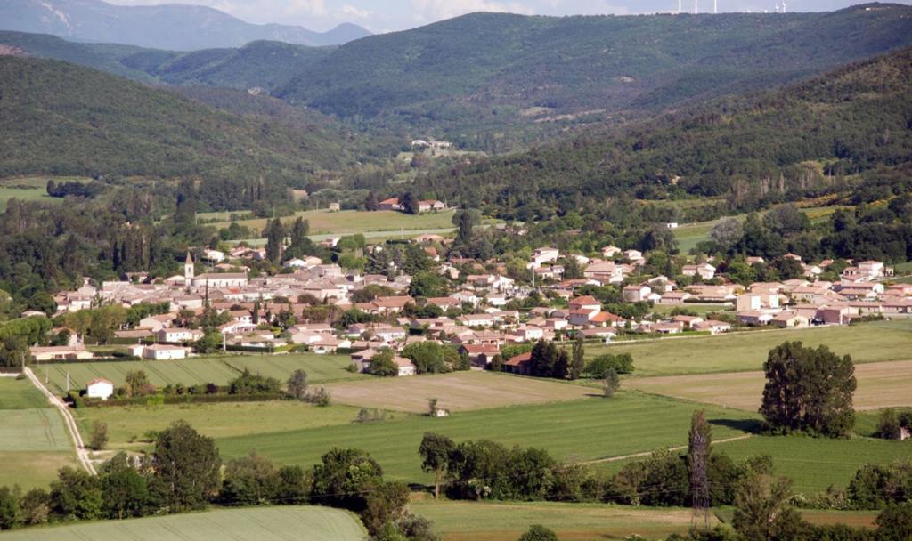 une petite ville dans une vallée avec des collines verdoyantes dans l'établissement Le petit provencal, à Espeluche
