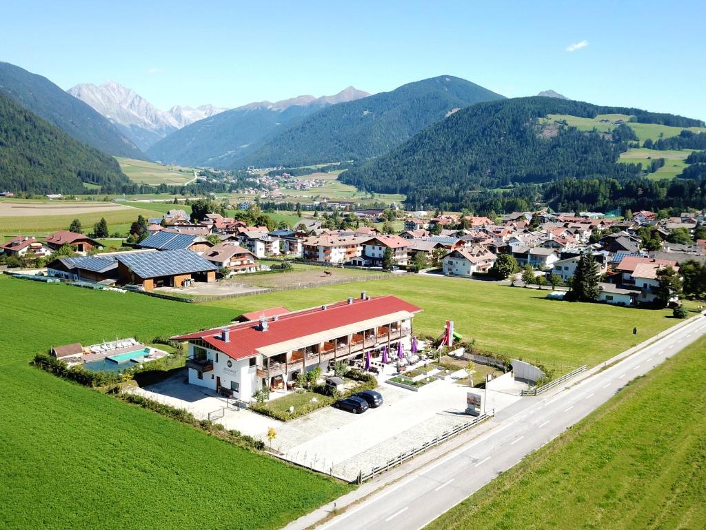 una vista aérea de una pequeña ciudad en las montañas en Lerchnhof, en Valdaora