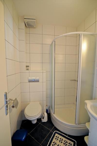mała łazienka z prysznicem i toaletą w obiekcie Apartment in Kali with Seaview, Terrace, Air condition, WIFI (4672-2) w mieście Kali