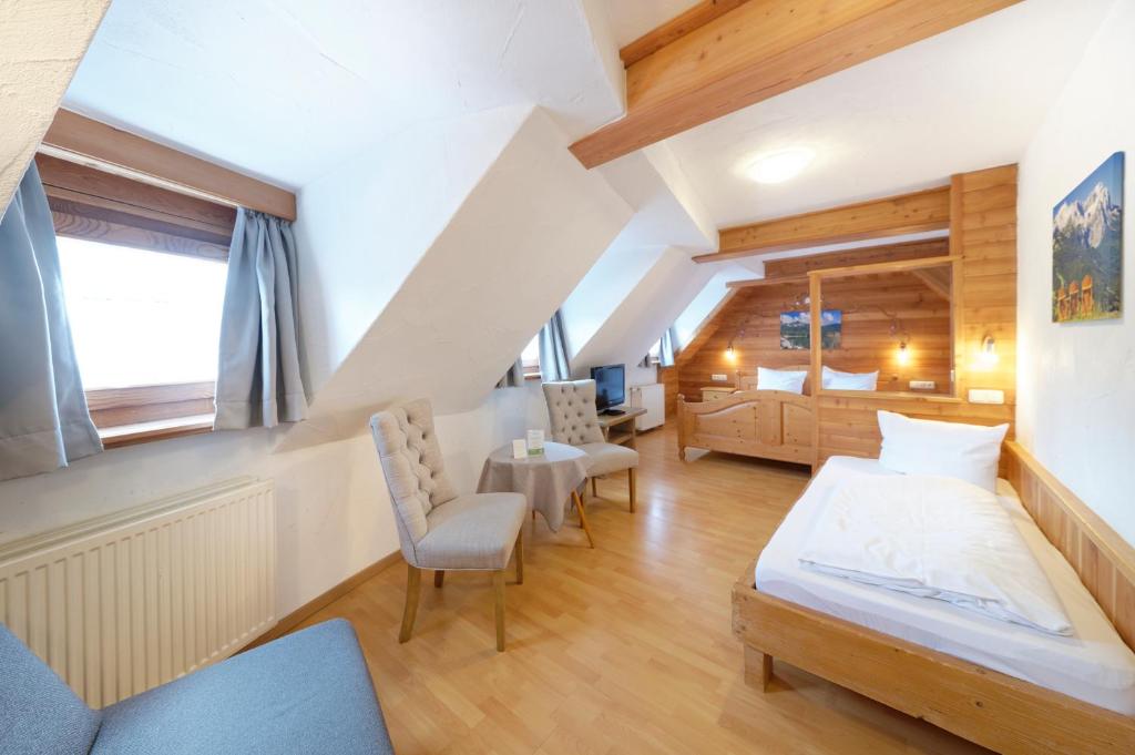 Postel nebo postele na pokoji v ubytování Hotel garni Alpengruss