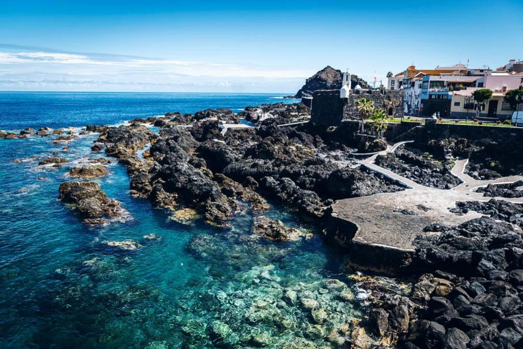 una vista aérea de una playa rocosa con el océano en SALSALITRE-Gara, en Garachico